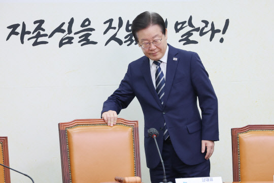 이재명 더불어민주당 대표가 29일 국회에서 열린 최고위원회의에 참석하고 있다. 연합뉴스.